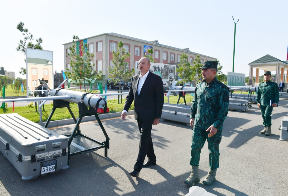 Ilham Aliyev se familiarizó con las condiciones creadas en el complejo de guarnición de la División Fronteriza Separada "Gazakh"