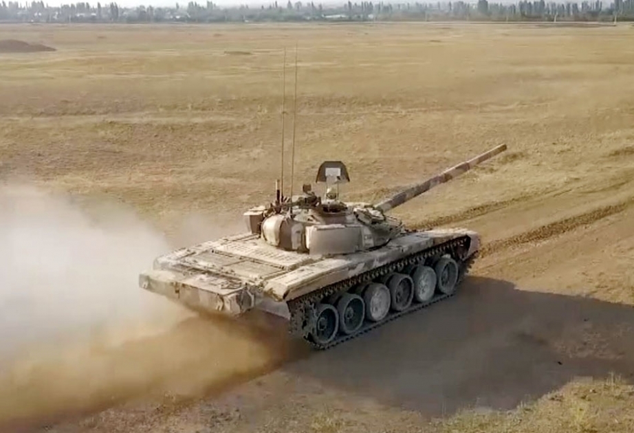 Panzereinheiten halten Übungen zur Steigerung von Kampffähigkeiten ab VIDEO