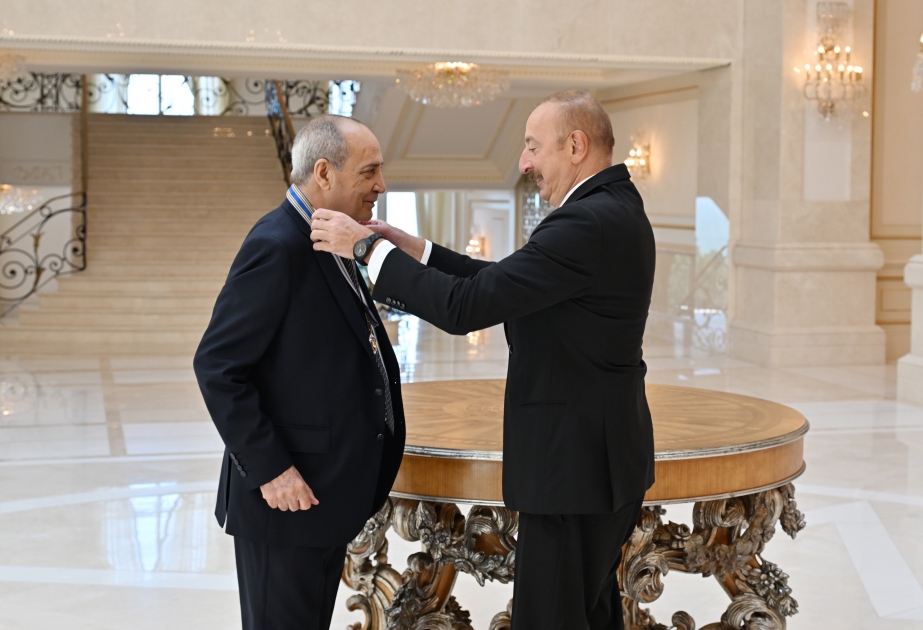 Le président Ilham Aliyev remet l’ordre « Istiqlal » à Rassim Balaïev, Artiste du peuple VIDEO