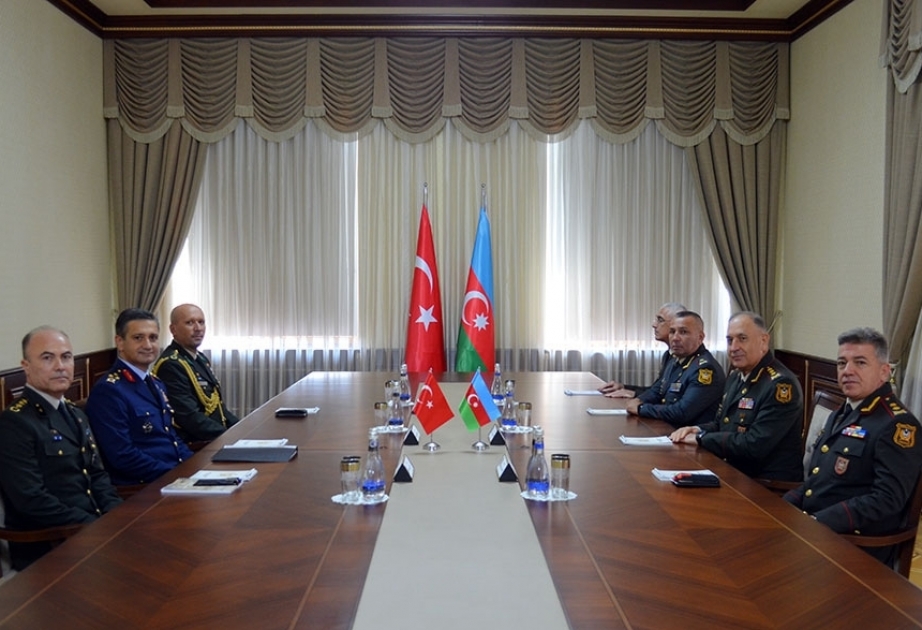 Aserbaidschan und die Türkei erörtern Zusammenarbeit im militärischen Nachrichtenwesen