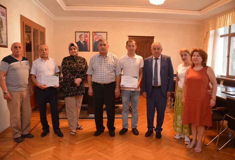 Fizika İnstitutunda özbəkistanlı alimlərə sertifikatlar təqdim olunub