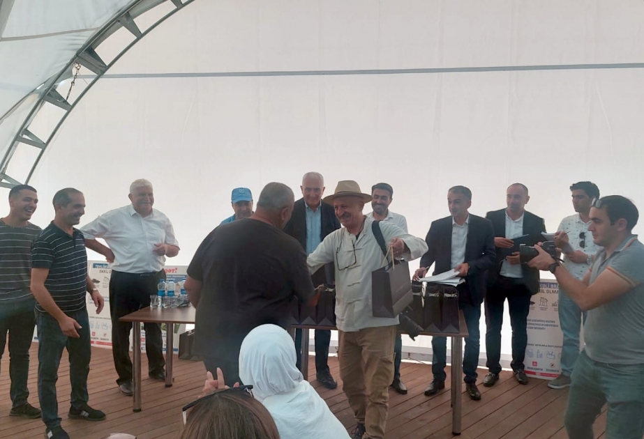 El famoso fotógrafo asistió a la ceremonia de entrega de llaves a las familias en Lachin