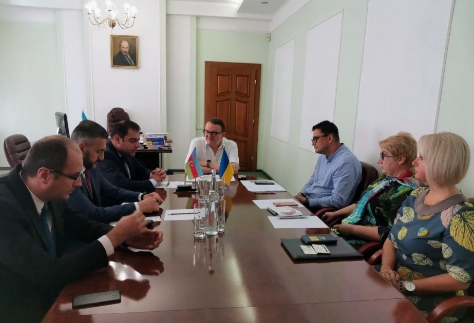 Se discute el desarrollo de la enseñanza de la lengua azerbaiyana en Ucrania