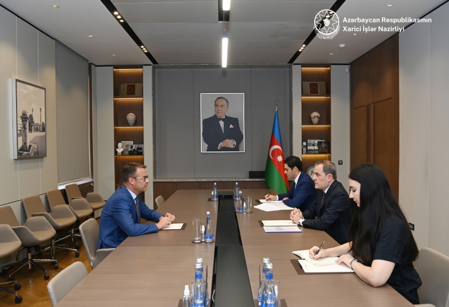 Titular de Exteriores de Azerbaiyán aborda la situación regional con el embajador lituano