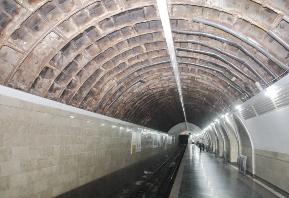 Metronun “Nizami” stansiyasının platforma tavanında təmir işləri aparılır