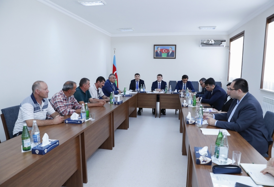 Kənd təsərrüfatı naziri Naxçıvanda vətəndaşların müraciətlərini dinləyib