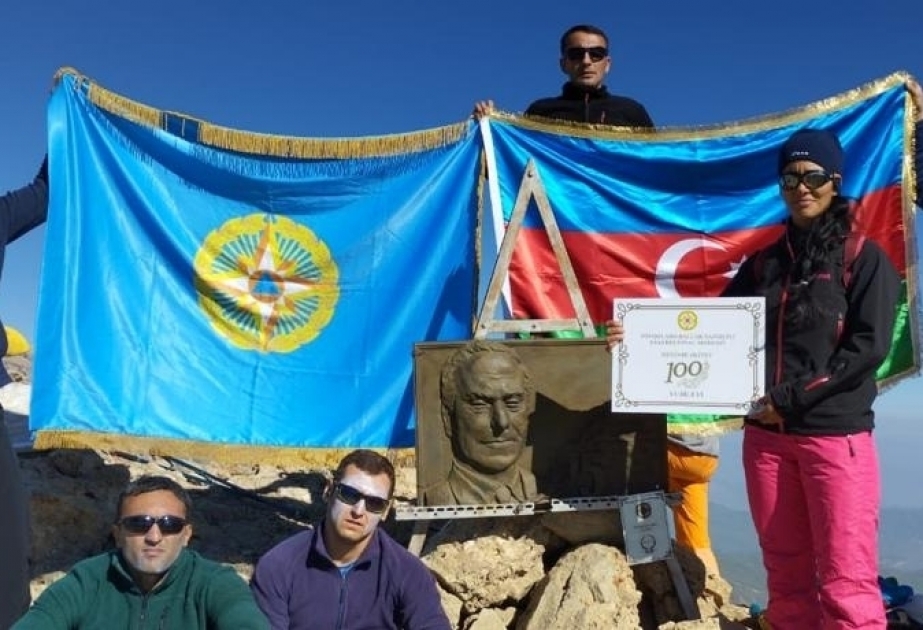 Группа сотрудников МЧС совершила восхождение на «Пик Гейдара»