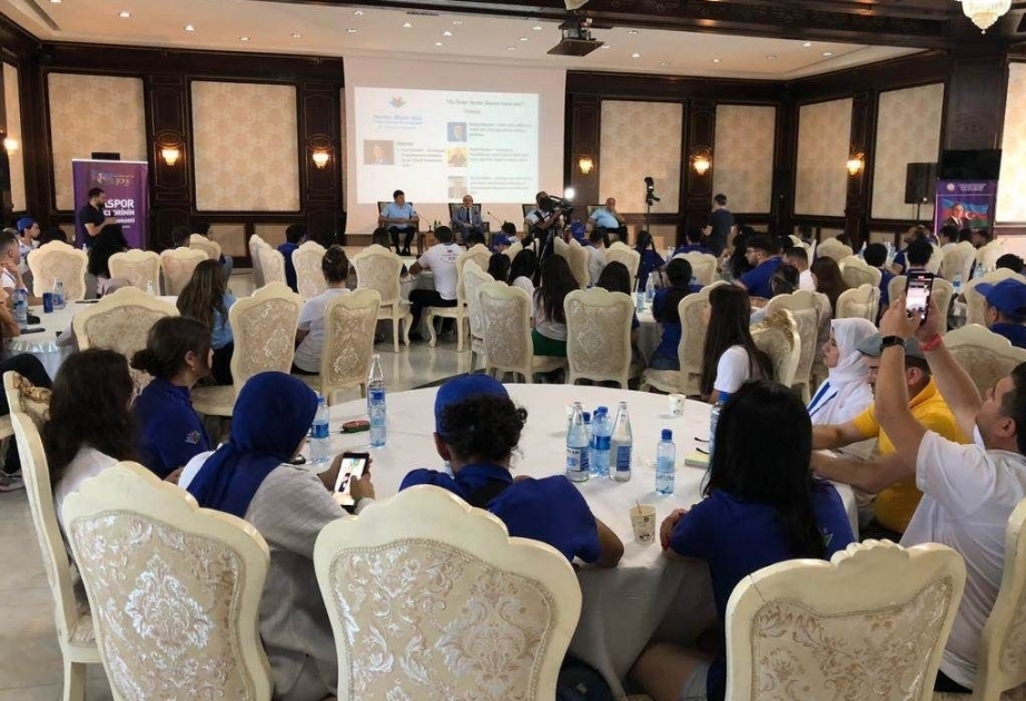 Los participantes del IV Campamento de Verano recibieron información sobre la vida y los inestimables servicios de Heydar Aliyev