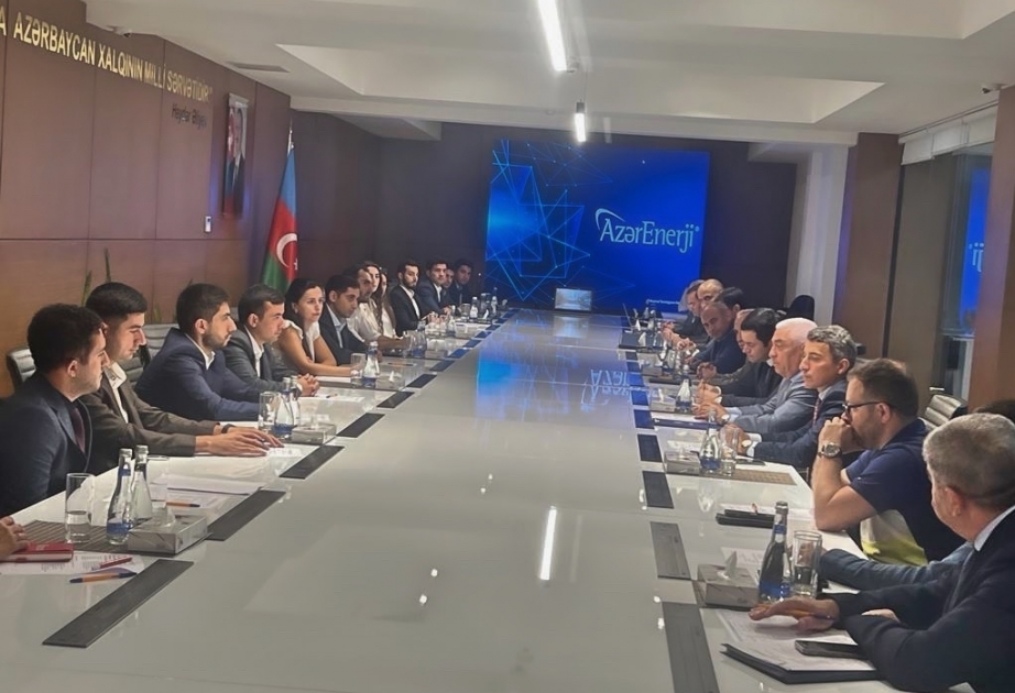 Los estudiantes de la Universidad ADA se reúnen con el director de "Azerenerji"