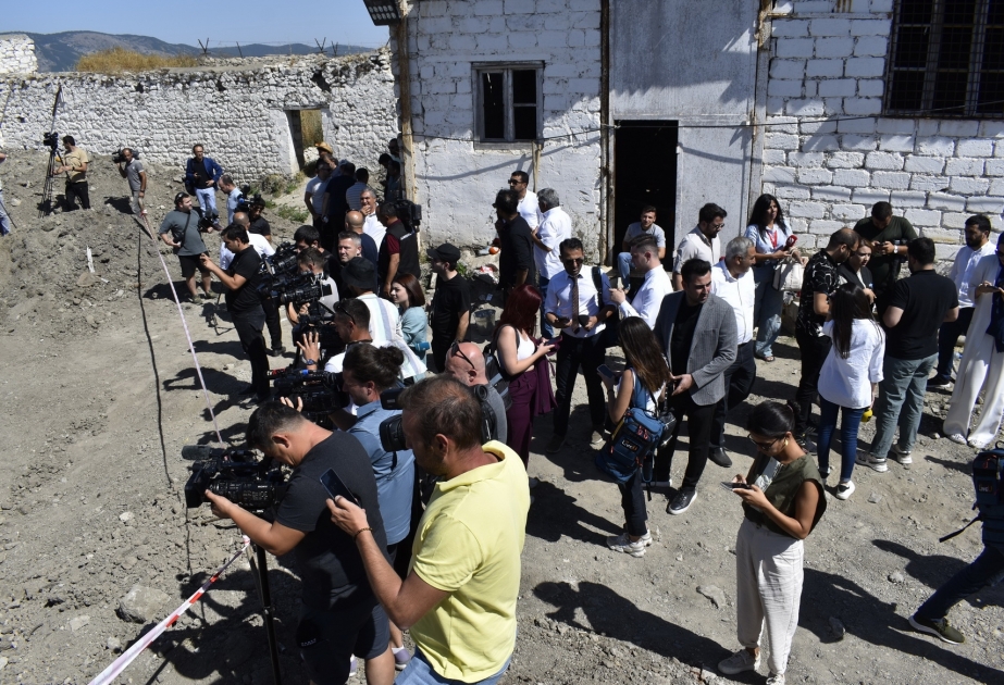 Türkiyə jurnalistləri Şuşada azərbaycanlıların kütləvi basdırıldığı məzarlıqda olublar