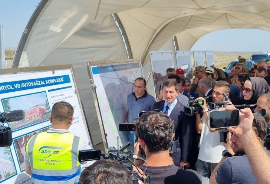 دبلوماسيون وملحقون عسكريون أجانب يتعرفوا على إنشاء خط سكة حديد بردع – أغدام والطريق البري بينهما