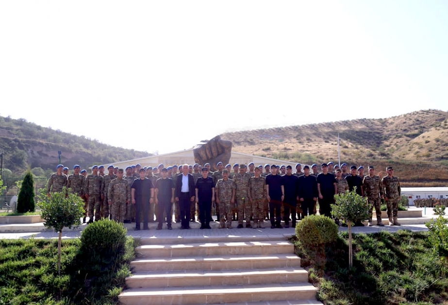 Baş prokuror hərbi qulluqçularla görüşüb