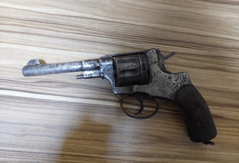 Bakıda keçmiş məhkumdan silah aşkarlanaraq götürülüb