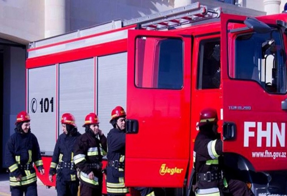 Bakıda yaşayış binasında yanğın baş verib, sakinlər təxliyə edilib