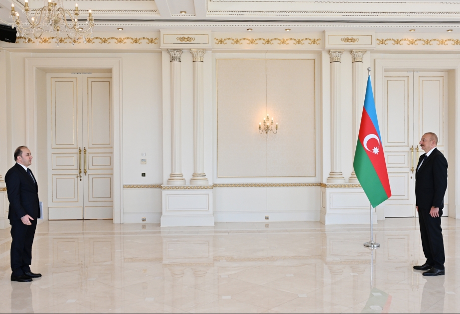 Prezident İlham Əliyev Tacikistanın Azərbaycanda yeni təyin olunmuş səfirinin etimadnaməsini qəbul edib YENİLƏNİB VİDEO