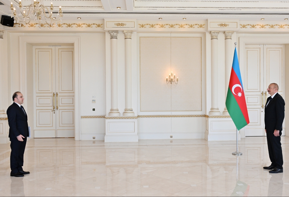 El Embajador de Tayikistán presenta sus credenciales al Presidente de Azerbaiyán