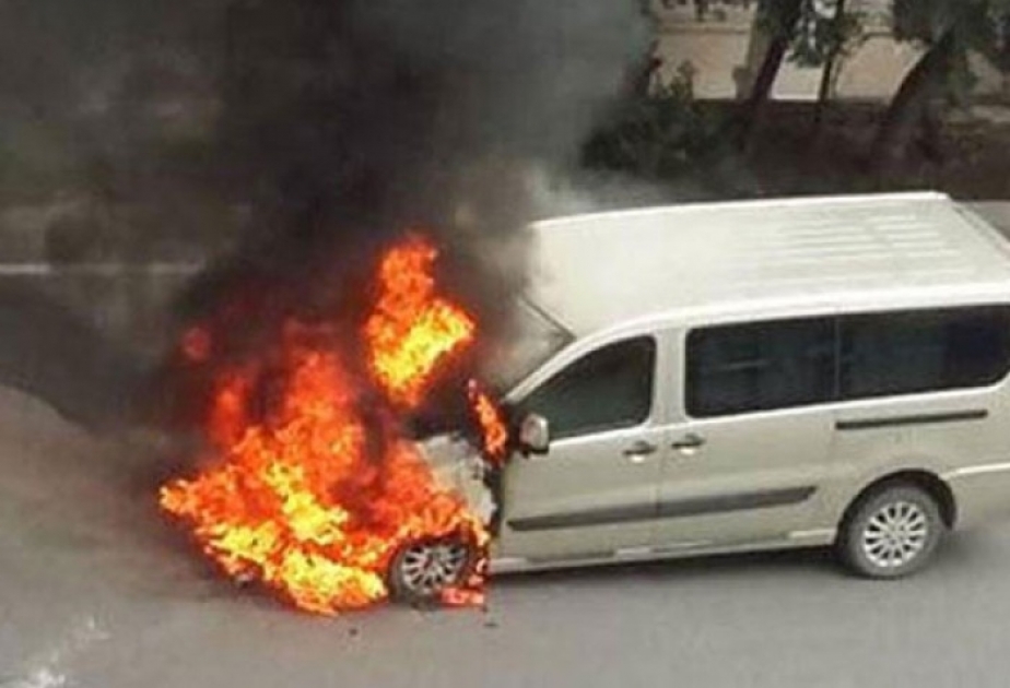 Qaradağ rayonunda mikroavtobus yanıb