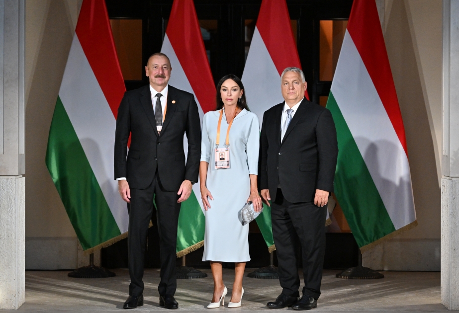 Budapest : Ilham Aliyev et Mehriban Aliyeva assistent à un banquet offert à l'occasion de la fête nationale de la Hongrie  VIDEO