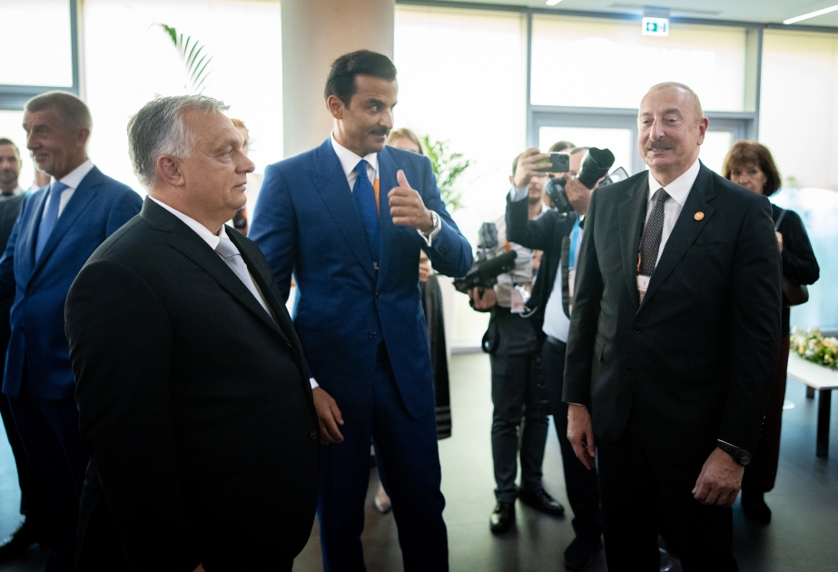 Le président azerbaïdjanais et son épouse assistent à la finale du 100 m masculin des mondiaux d'athlétisme à Budapest  VIDEO