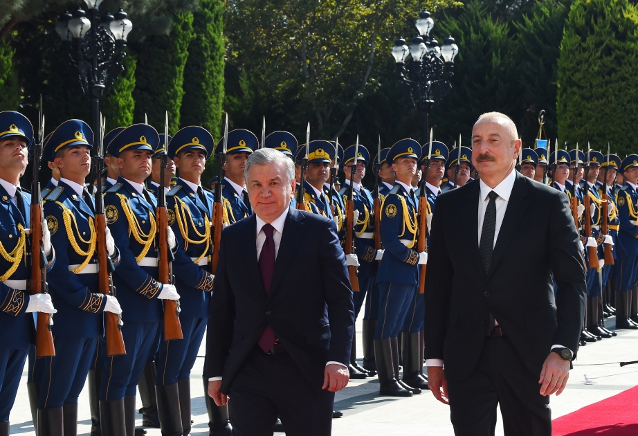 Offizieller Empfang des usbekischen Präsidenten Shavkat Mirziyoyev in Baku VIDEO