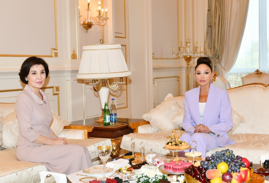 Aserbaidschans First Lady trifft sich mit Usbekistans First Lady  VIDEO