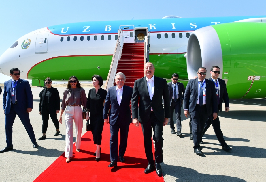 Le président ouzbek Chavkat Mirzioïev arrive à Fuzouli VIDEO