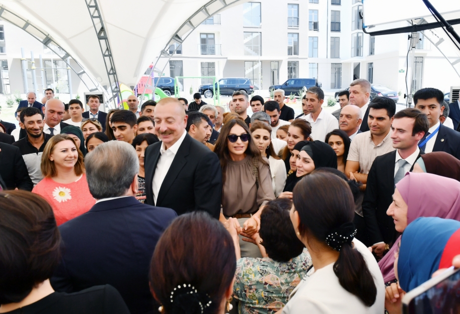 Präsidenten von Aserbaidschan und Usbekistan und ihre Frauen treffen sich mit Bewohnern neuer Wohnanlage in Füsuli  VIDEO