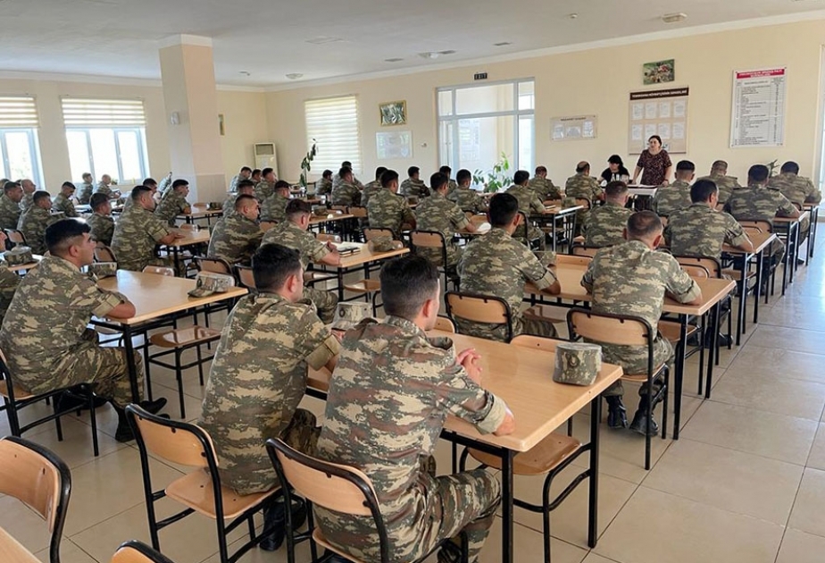 Hərbi qulluqçularla maarifləndirici tədbirlər keçirilib