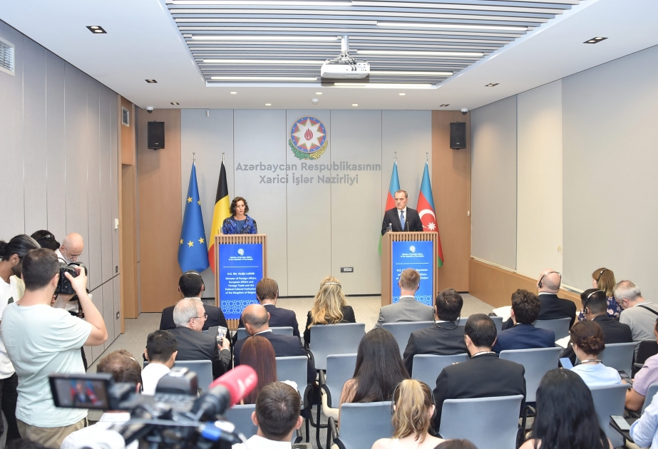 وزيرة الخارجية البلجيكية تحاط علما بمشكلة الألغام في أذربيجان