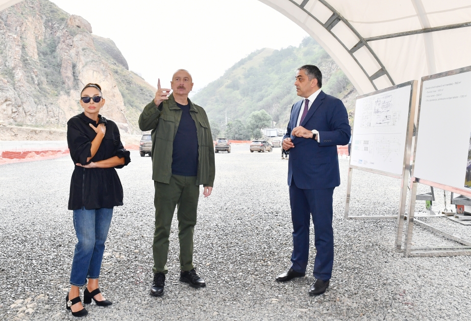 Präsident Ilham Aliyev und First Lady Mehriban lernen Fortschritt beim Bau des Mineralwasser-Werks „Istisu“ und des Kur- und Erholungskomplexes „Istisu“ in Kelbadschar Region kennen  VIDEO