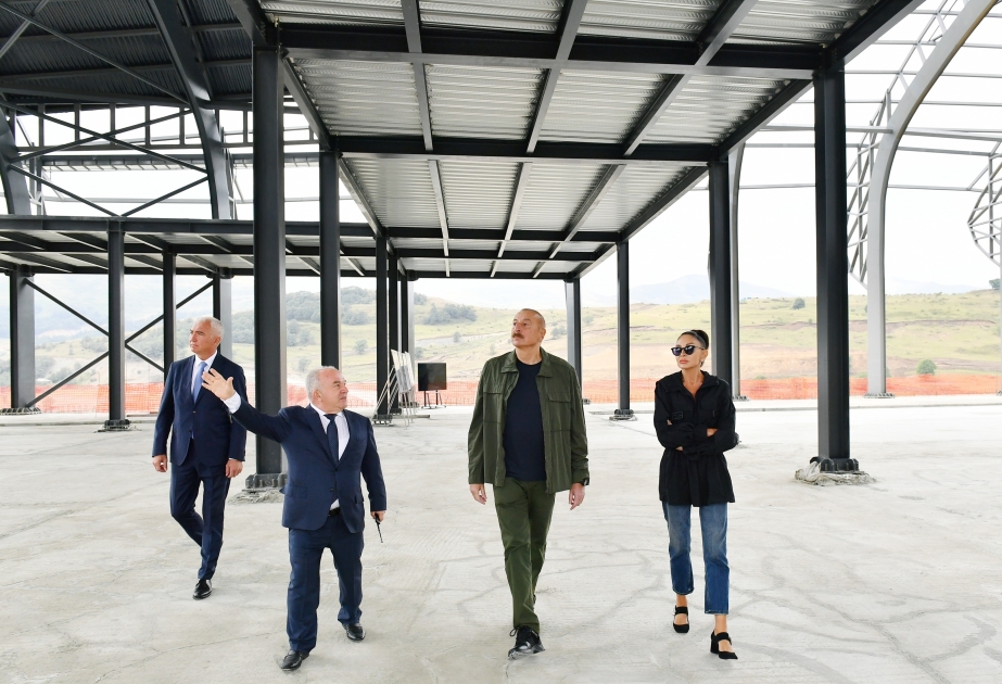 Präsident Ilham Aliyev inspiziert Baufortschritt des internationalen Flughafens Latschin VIDEO