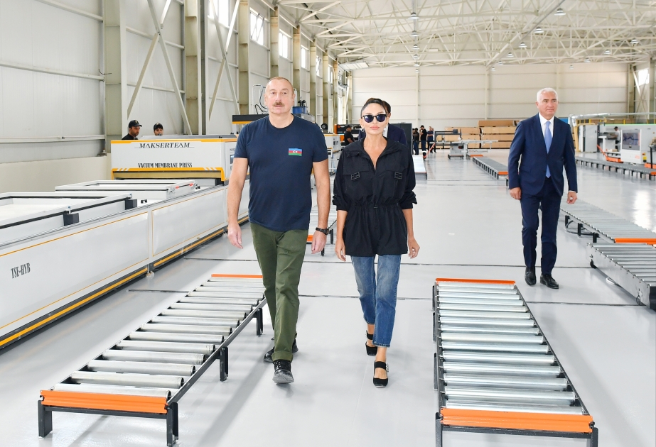 Le chef de l’Etat et la première dame inaugurent une usine de fabrication de meubles, prennent connaissance des activités de certaines entreprises VIDEO