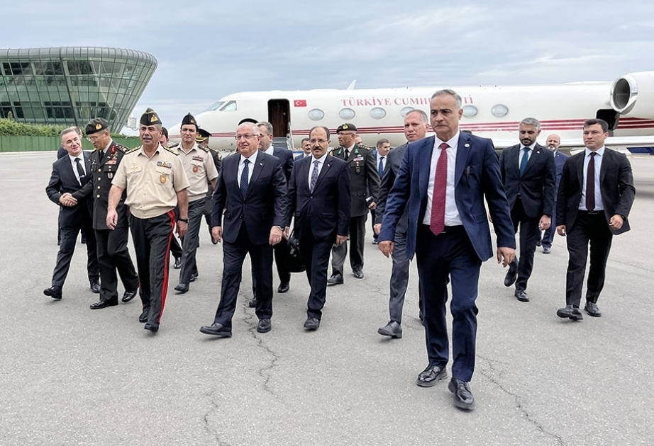 Le ministre turc de la Défense nationale arrive à Bakou