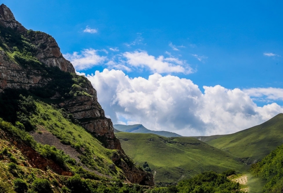 Gryz, ein altes Dorf auf steilen Felsen in Guba