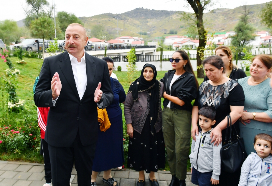 Präsident Ilham Aliyev und First Lady Mehriban Aliyeva machen sich mit den Arbeiten im Dorf Zabukh von Latschin vertraut und trefen sich mit Dorfbewohnern VIDEO