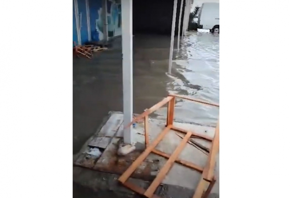 “Binə” və “Sədərək” ticarət mərkəzlərini su basıb, əraziyə xilasetmə qüvvələri cəlb edilib  VİDEO