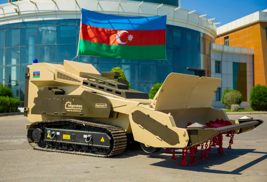 Se entrega al Fondo de Renacimiento de Karabaj un vehículo de limpieza de minas de producción azerbaiyana