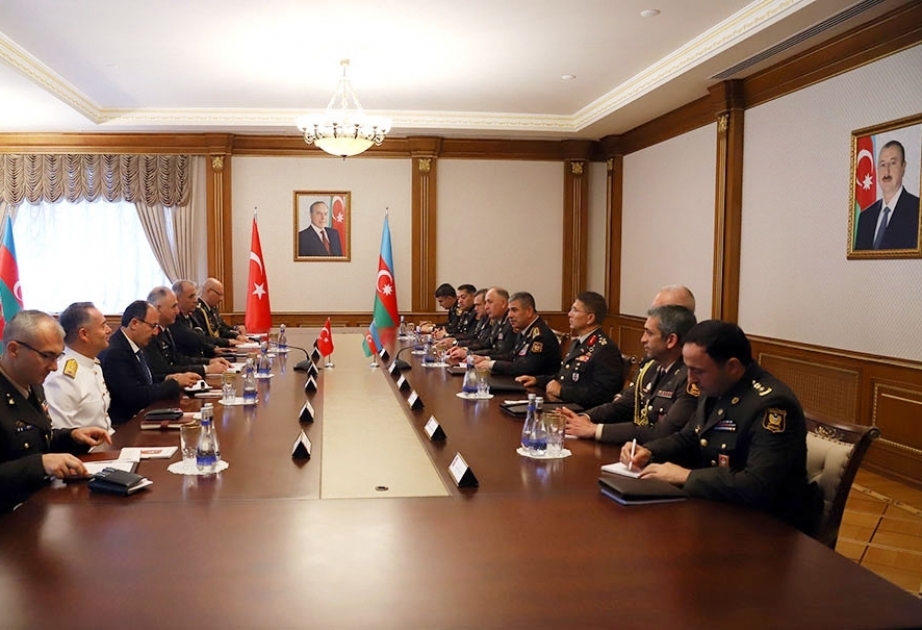 وزير الدفاع يلتقي رئيس هيأة أركان القوات المسلحة لتركيا