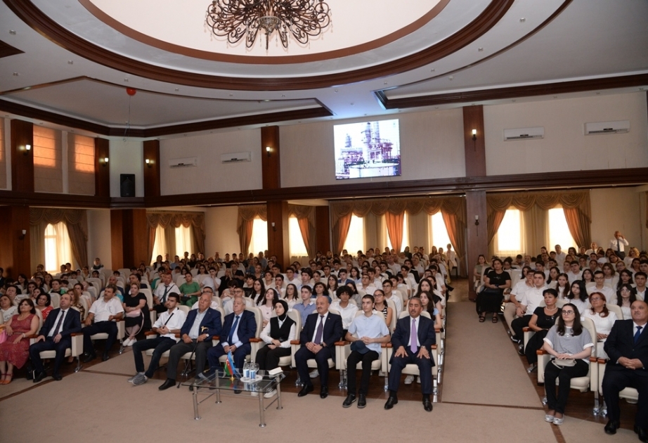 Nəsimi rayonunun məzunlarına Ulu Öndərin təhsil siyasəti barədə məlumat verilib