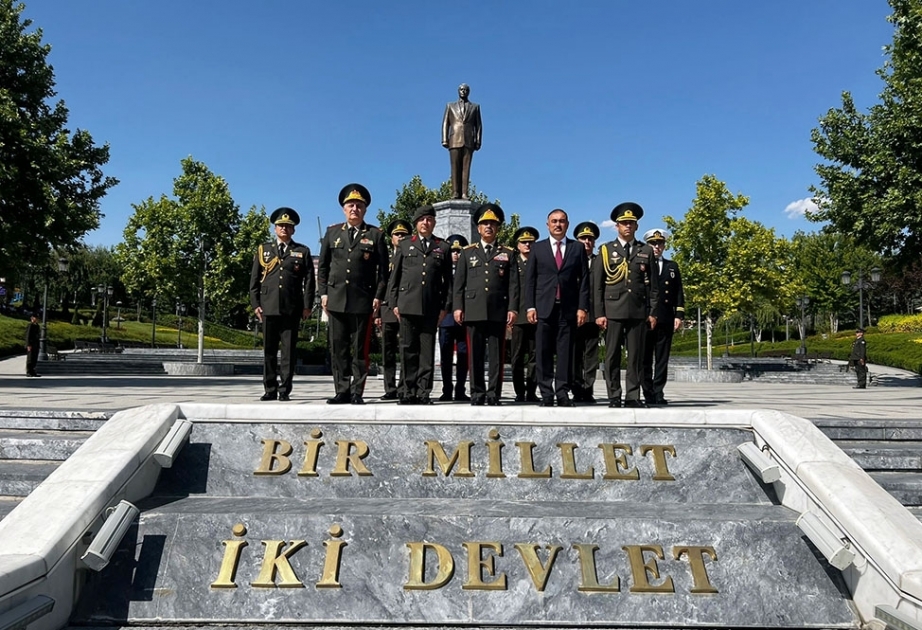 Aserbaidschans Verteidigungsminister besucht Heydar Aliyev Park in Ankara