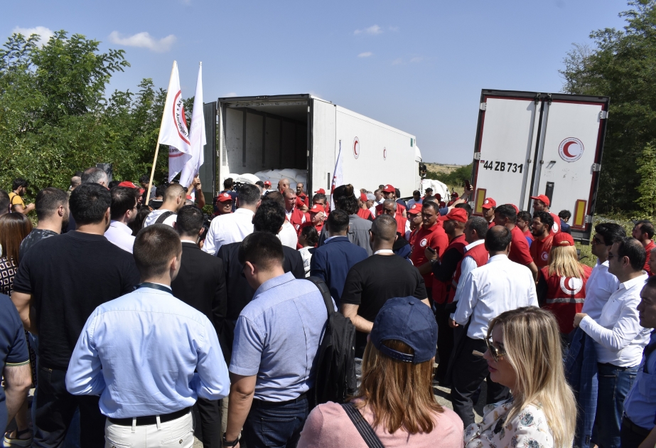 Xarici diplomatlar Ağdam-Xankəndi yolunda Azərbaycan Qızıl Aypara Cəmiyyətinin ərzaq yüklərinin yerləşdiyi məntəqə ilə tanış olublar  FOTO VİDEO