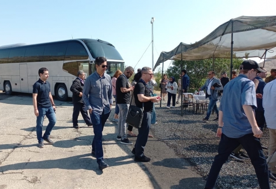 Representantes del cuerpo diplomático, agregados militares y periodistas extranjeros llegan a la carretera Aghdam-Khankandi