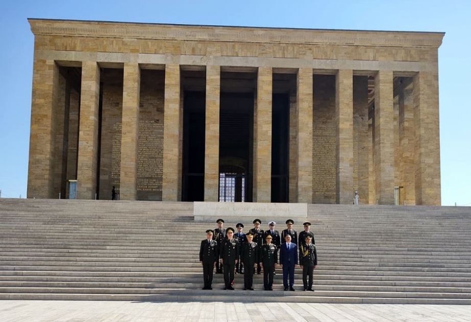 El ministro de Defensa de Azerbaiyán visita Anitkabir