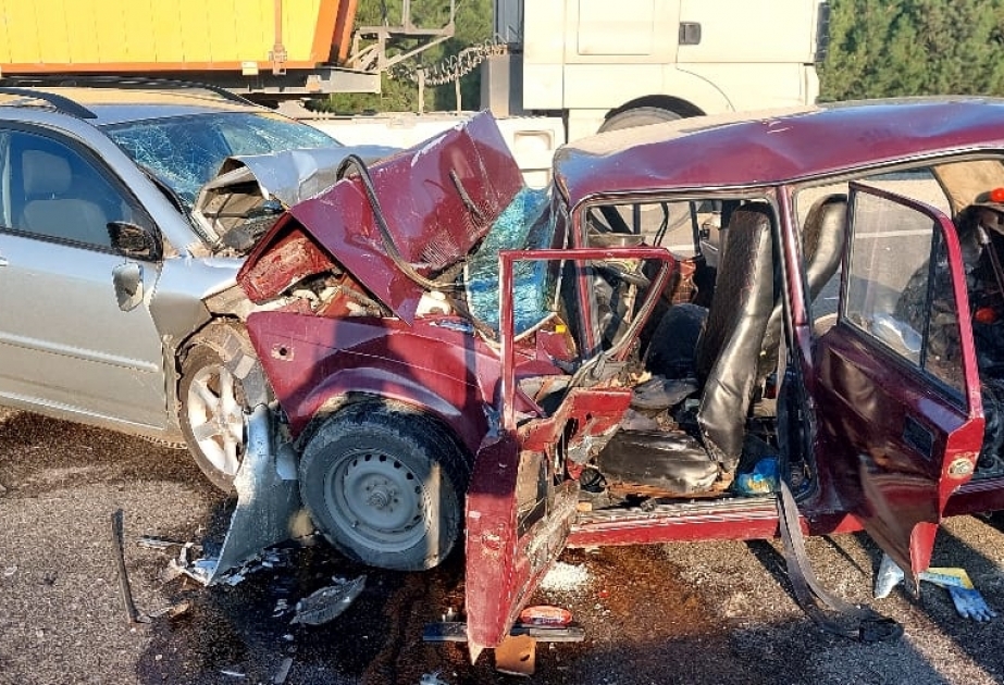 Siyəzəndə minik maşınları toqquşub, ata və azyaşlı oğlu ölüb