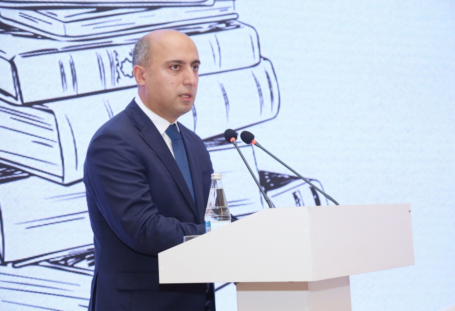 Emin Əmrullayev: Azərbaycanda şagirdlərin 90 faizi ana dilində təhsil almağı seçir
