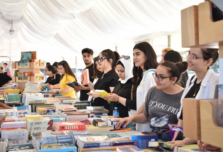 Dənizkənarı Milli Parkda “Oxuyan gələcək” kitab sərgisi açılıb