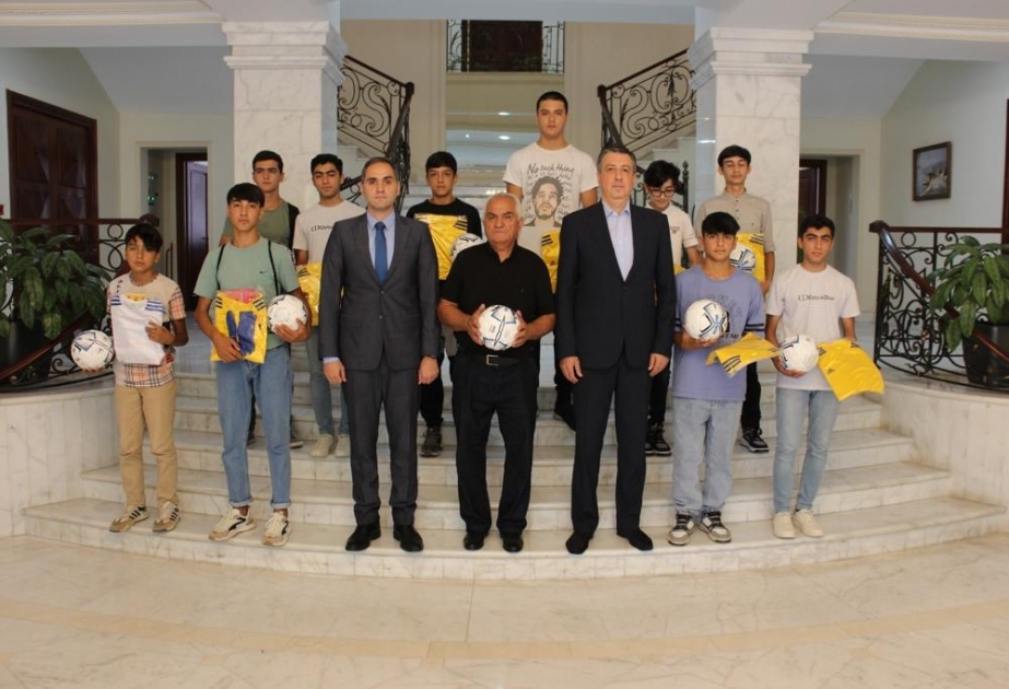 Marneulidən olan “Gənclik” futbol klubunun yetirmələrinə idman geyimləri hədiyyə olunub