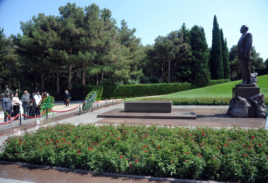 OIC delegation pays tribute to National Leader Heydar Aliyev and Azerbaijani martyrs