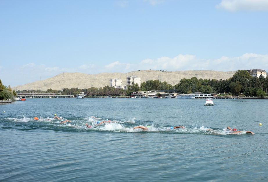 В Мингячевире стартовал массовый заплыв на открытой воде «Переплывем Куру»