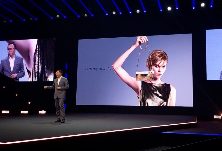 Honor xanımlar üçün çanta formasında smartfon təqdim edib VİDEO